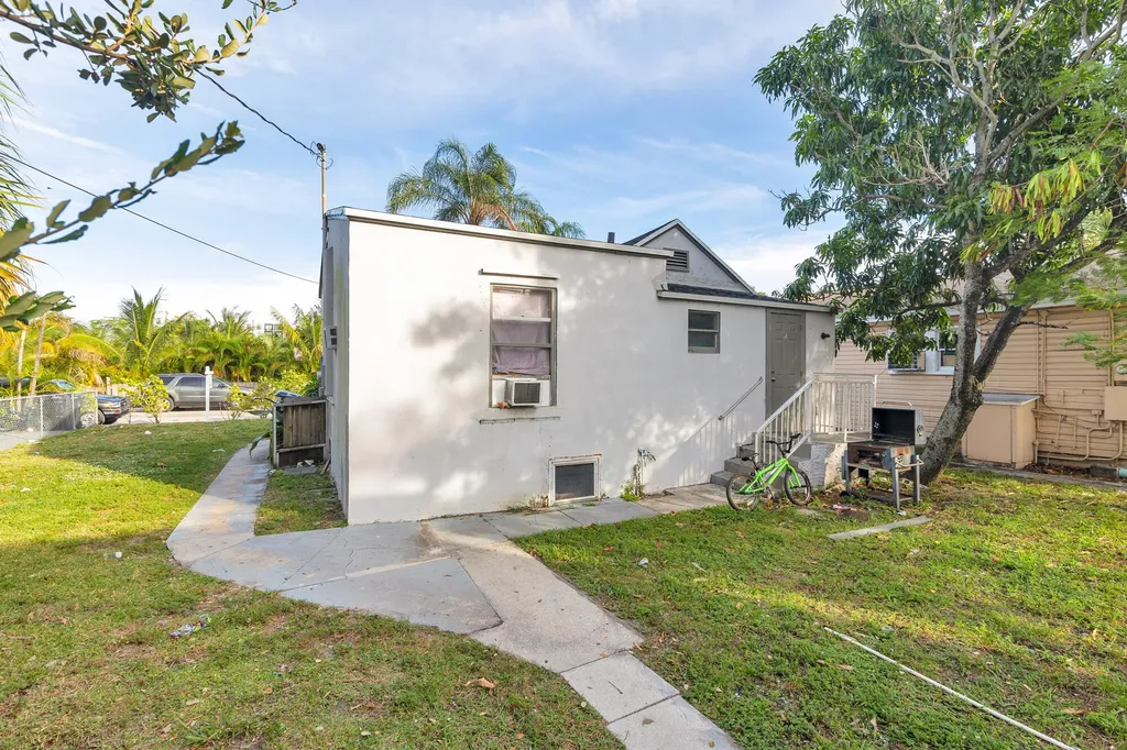 19 S E Street Lake Worth Beach FL 33460