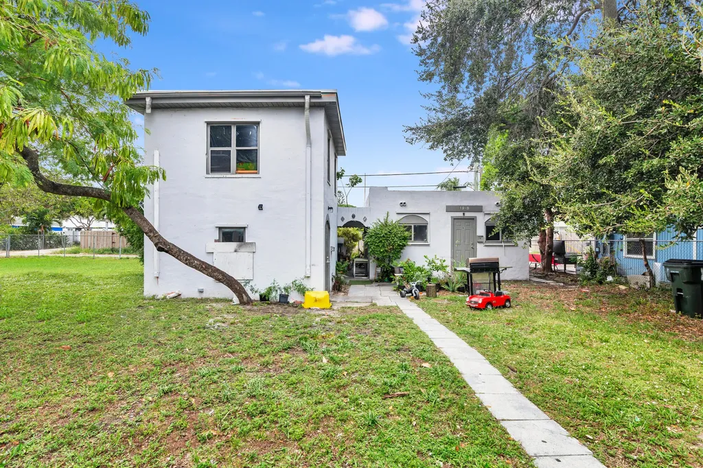 19 S E Street Lake Worth Beach FL 33460