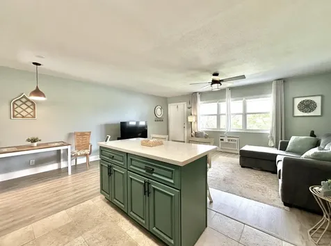 359 Norwich O West Palm Beach FL 33417