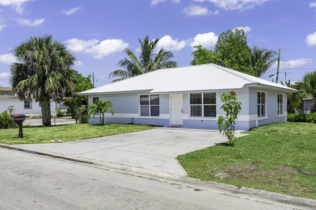 561 SW 10th Street Belle Glade FL 33430