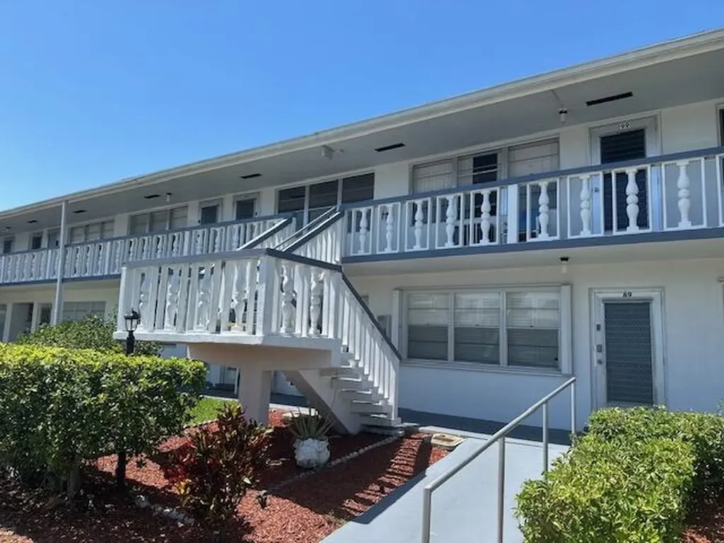 98 E Kingswood E West Palm Beach FL 33417