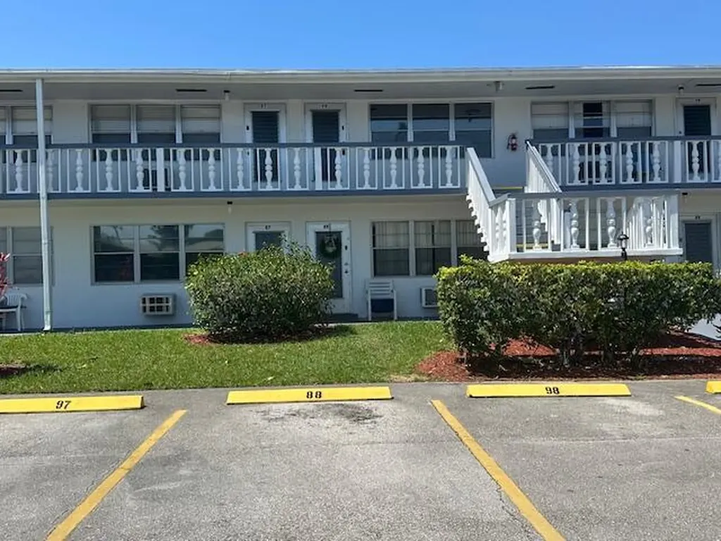 98 E Kingswood E West Palm Beach FL 33417
