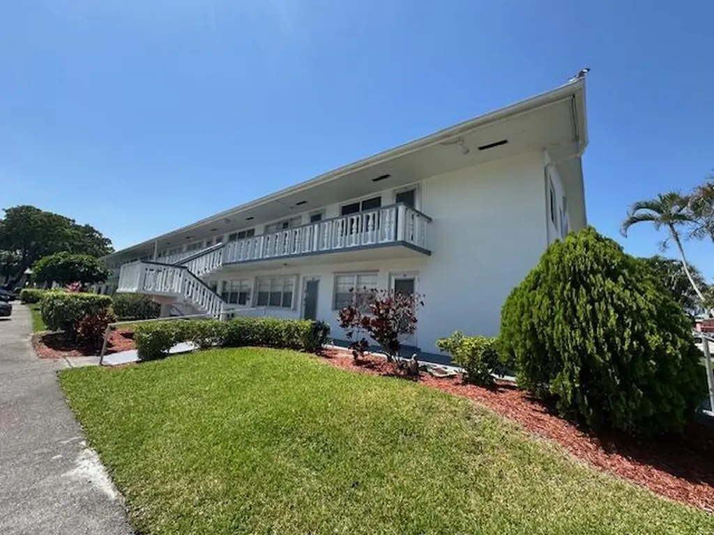 98 E Kingswood E West Palm Beach FL 33417