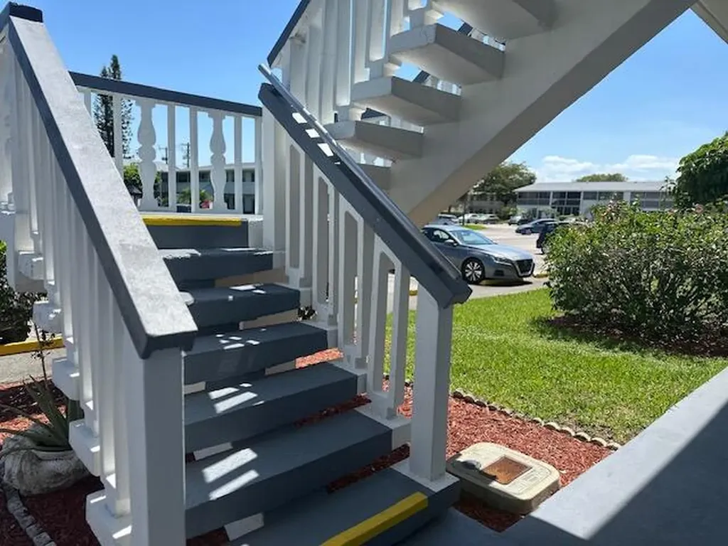 98 E Kingswood E West Palm Beach FL 33417