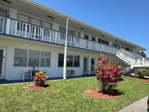 98 E Kingswood E West Palm Beach FL 33417