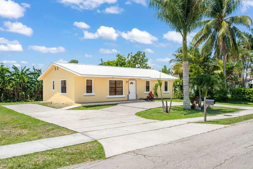 1332 SW G Belle Glade FL 33430