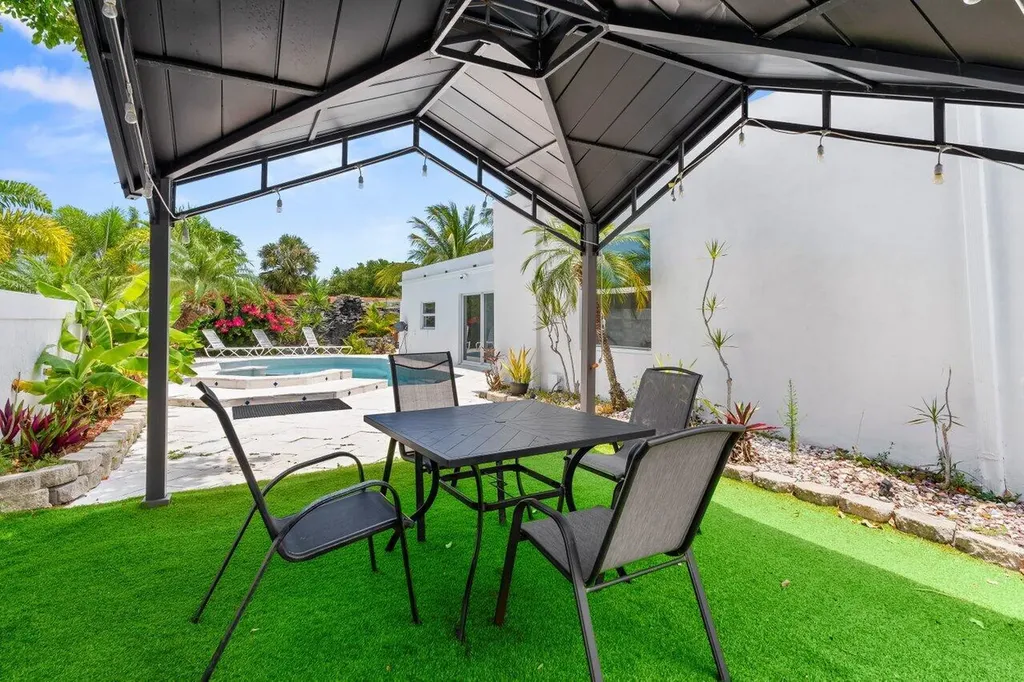 2611 NE 49 Street Lighthouse Point FL 33064