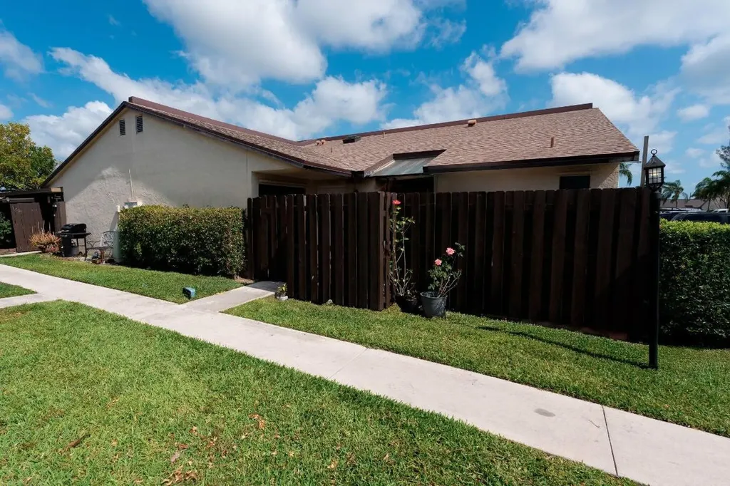3504 Waterview Circle Palm Springs FL 33461