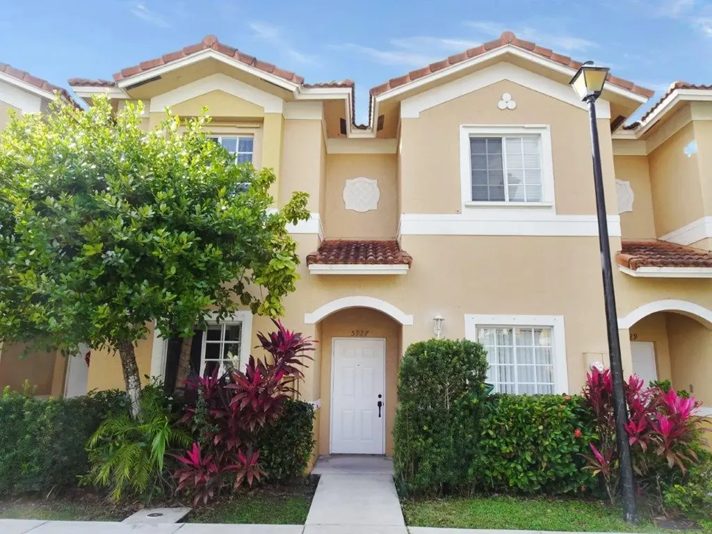 5927 Riverside Avenue Tamarac FL 33321