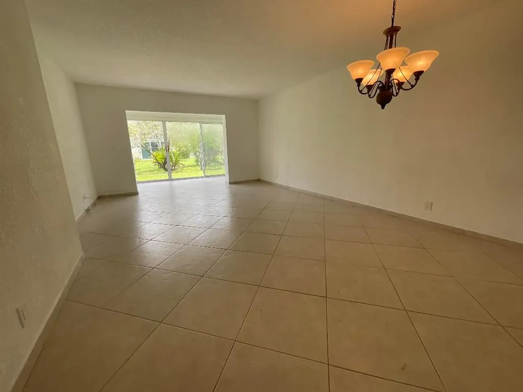 21 Abbey Lane Delray Beach FL 33446