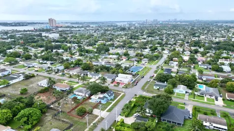 307 4th Street Lake Park FL 33403