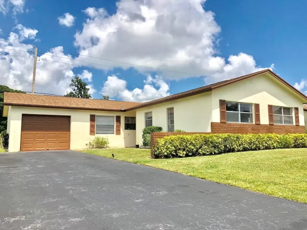 6101 Rainbow Circle Greenacres FL 33463