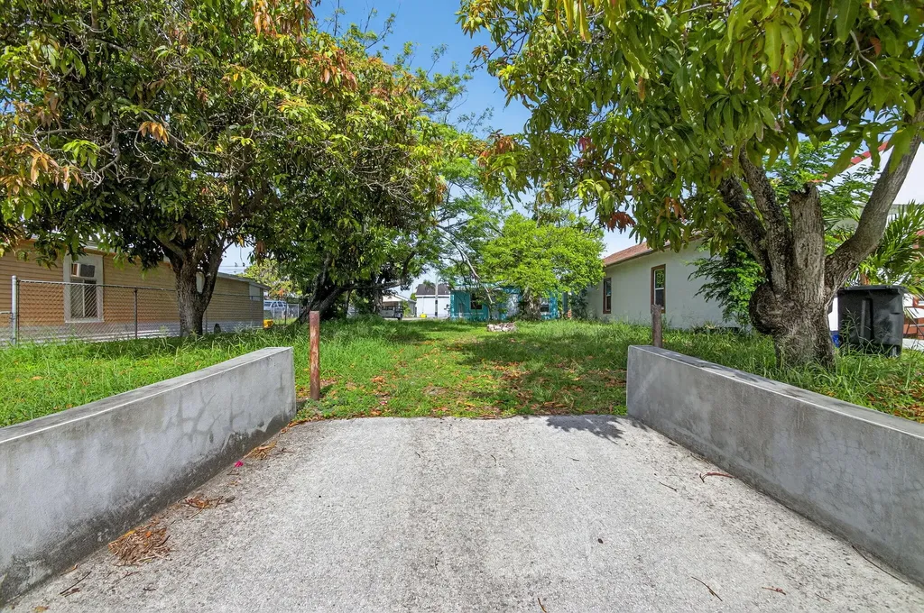 323 S E Street Lake Worth Beach FL 33460