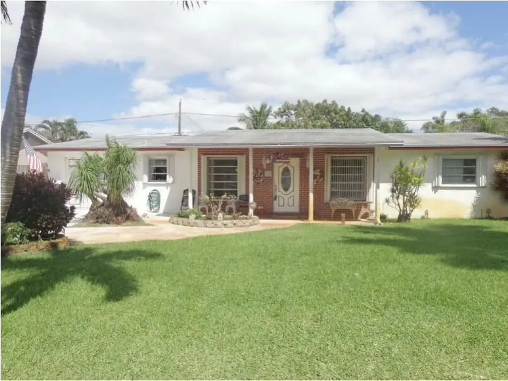 2745 Cambridge Road Lake Worth FL 33462