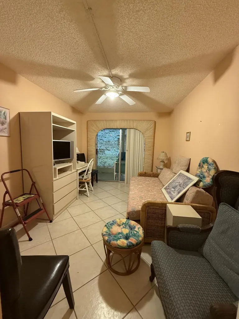 1046 Wolverton C Boca Raton FL 33434