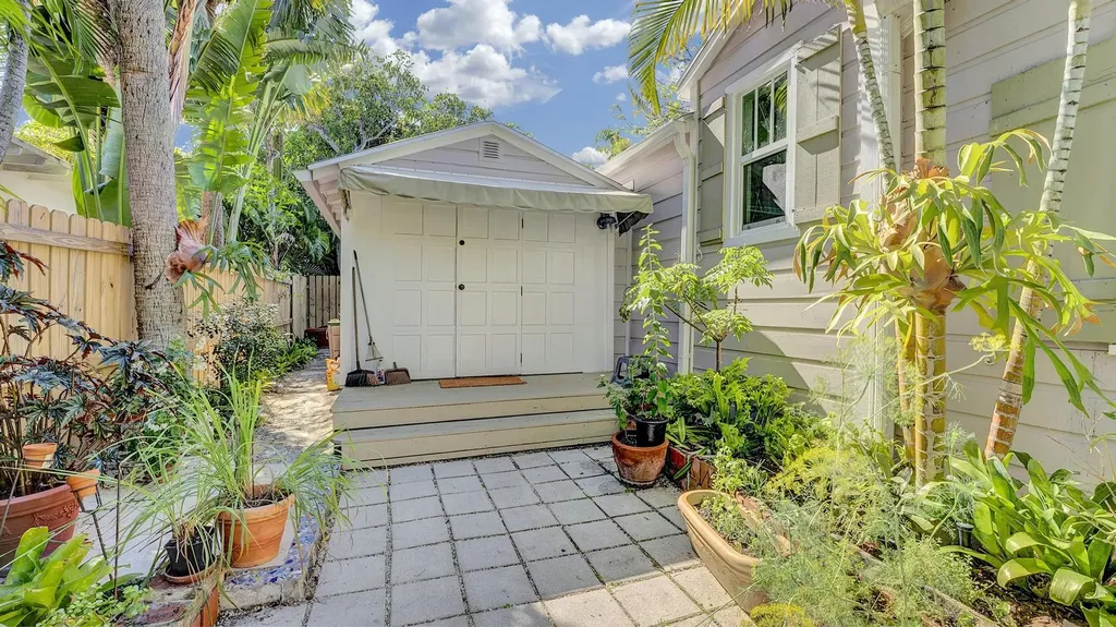 42 Palm Square Delray Beach FL 33483