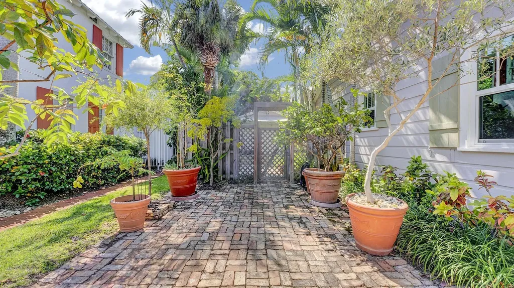 42 Palm Square Delray Beach FL 33483