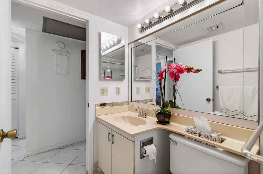 2070 Guildford D Boca Raton FL 33434