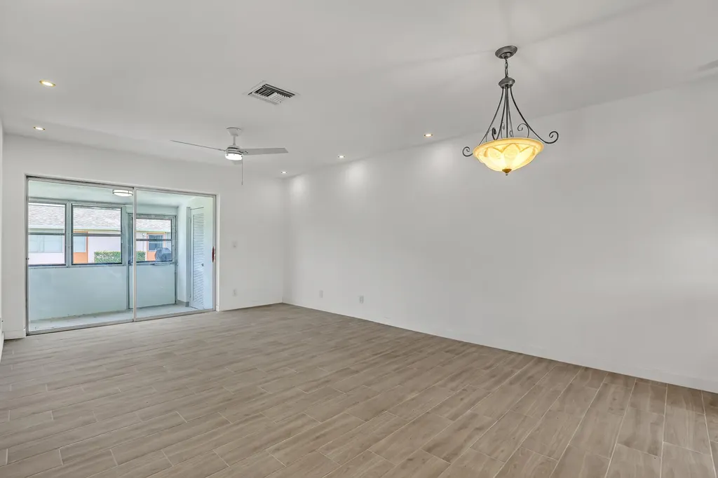 2747 Dudley Drive E West Palm Beach FL 33415
