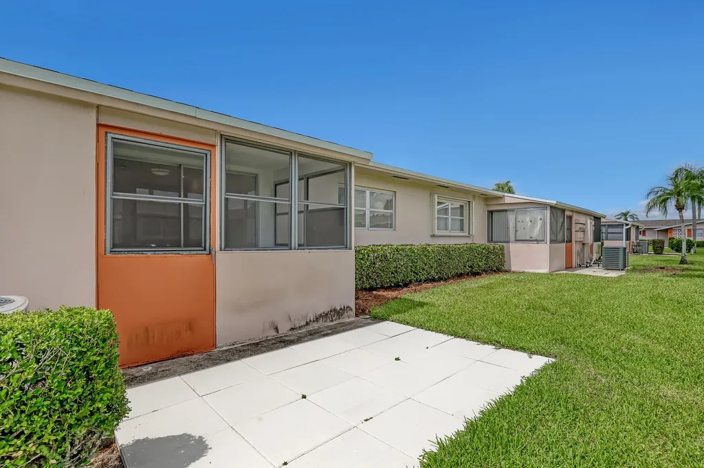 2747 Dudley Drive E West Palm Beach FL 33415