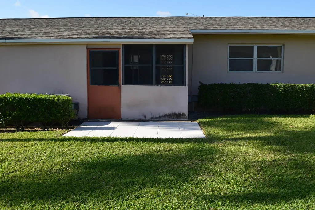 2747 Dudley Drive E West Palm Beach FL 33415