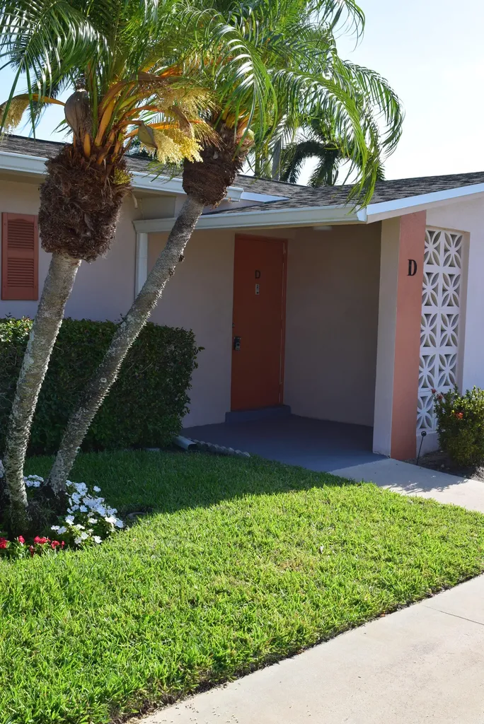 2747 Dudley Drive E West Palm Beach FL 33415