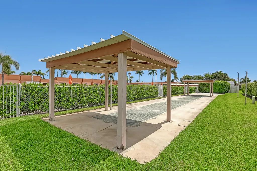 2747 Dudley Drive E West Palm Beach FL 33415