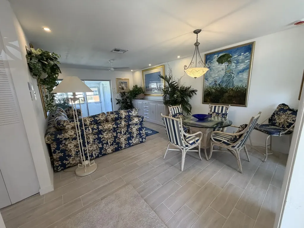 2747 Dudley Drive E West Palm Beach FL 33415