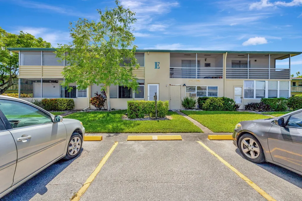 110 Dorchester E West Palm Beach FL 33417