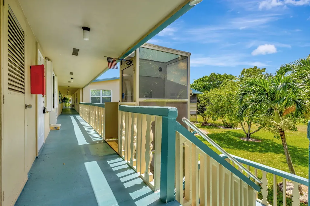 110 Dorchester E West Palm Beach FL 33417