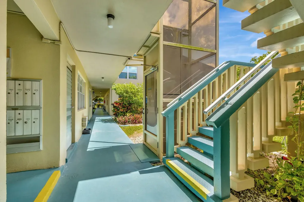 110 Dorchester E West Palm Beach FL 33417
