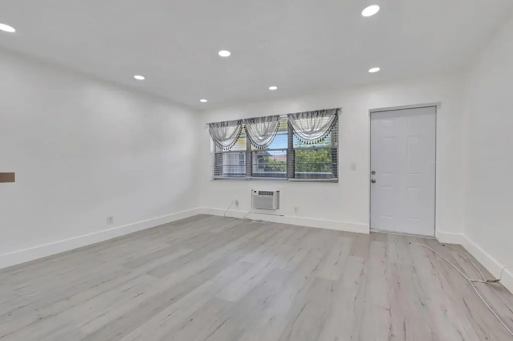 110 Dorchester E West Palm Beach FL 33417