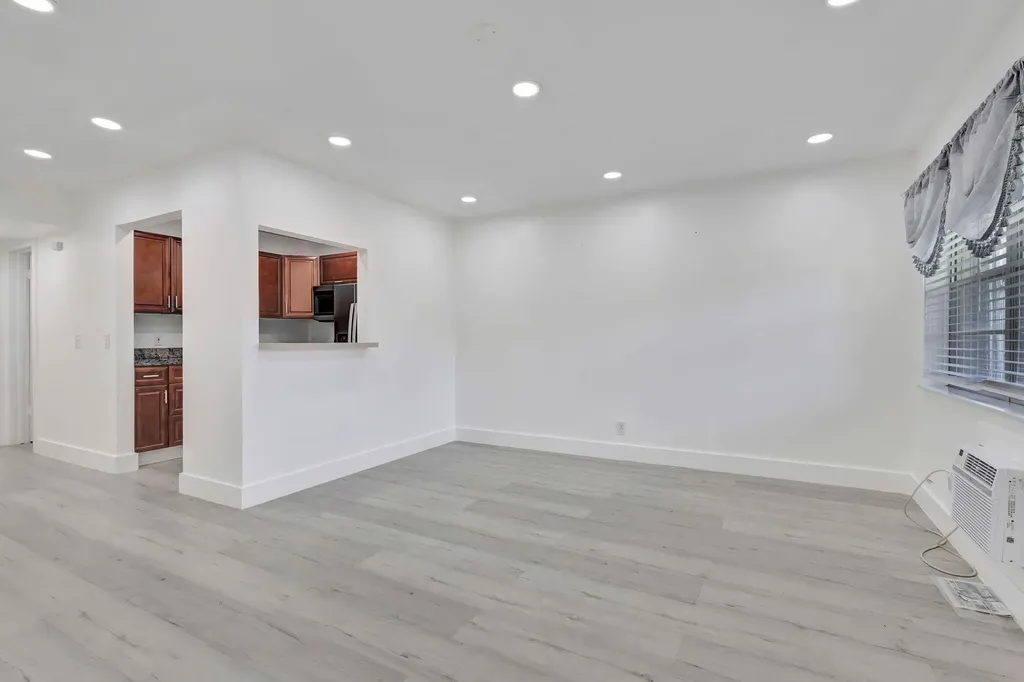 110 Dorchester E West Palm Beach FL 33417