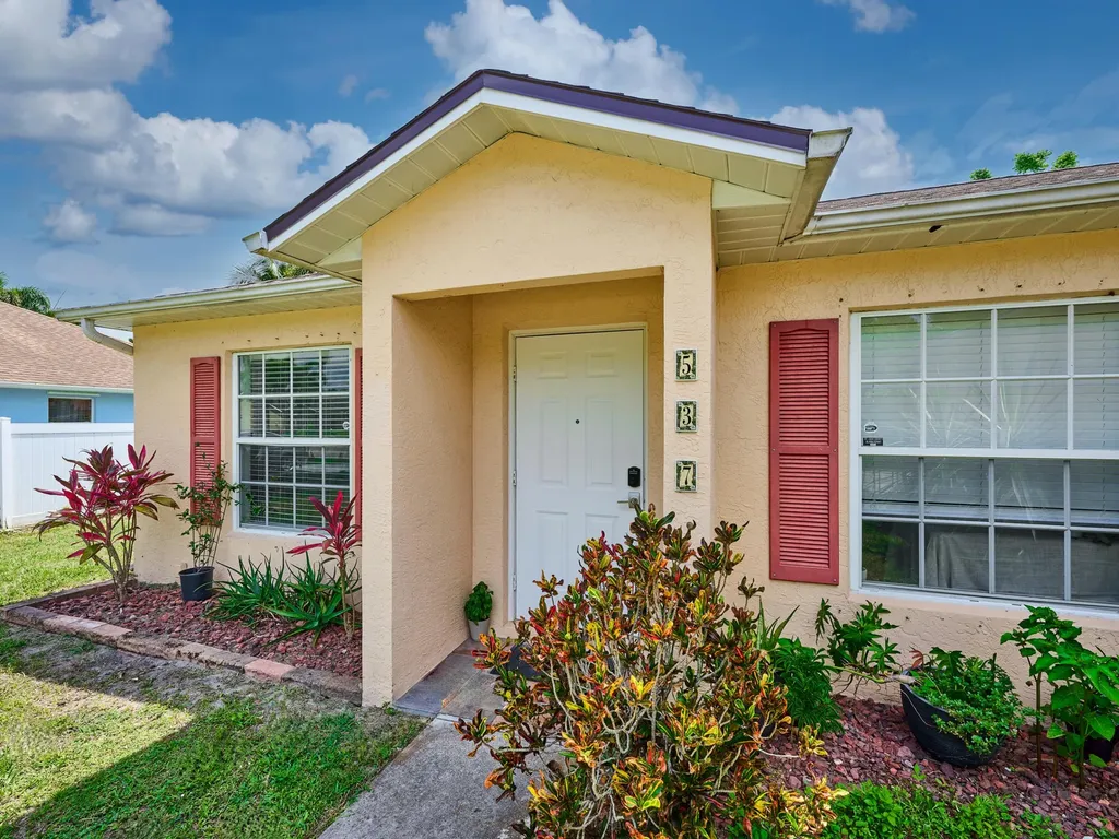 537 SW Hiawatha Street Port St Lucie FL 34953