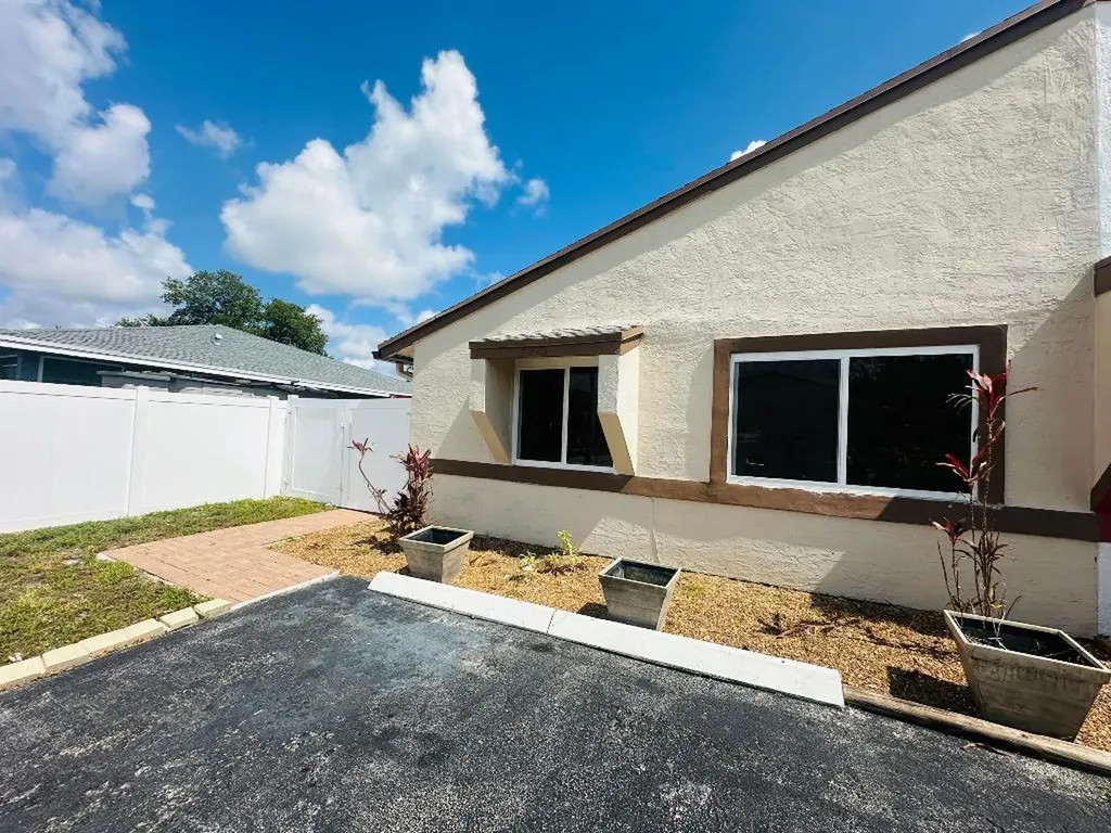 7221 SW 14th Street North Lauderdale FL 33068