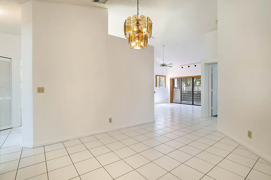 9 Vía De Casas Sur Boynton Beach FL 33426