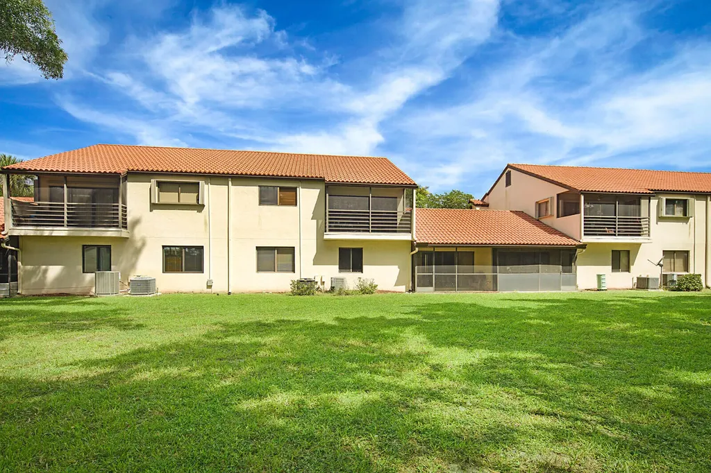9 Vía De Casas Sur Boynton Beach FL 33426