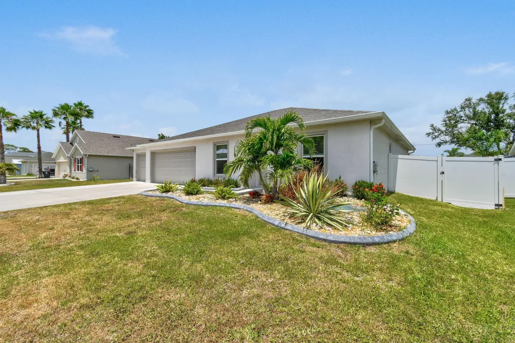 641 SE Starflower Avenue Port St Lucie FL 34983