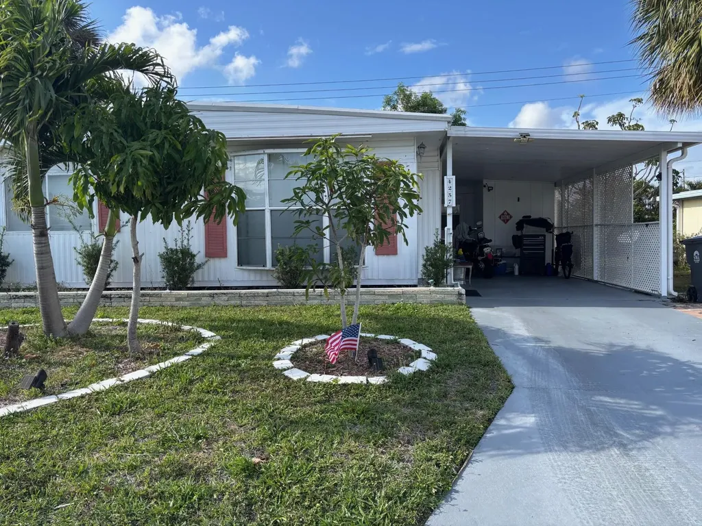 4257 1st Ct, Lot 84 Lake Worth FL 33462