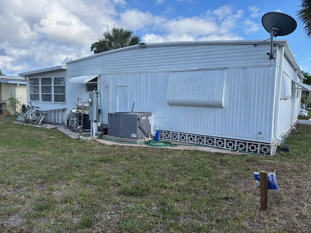 4257 1st Ct, Lot 84 Lake Worth FL 33462