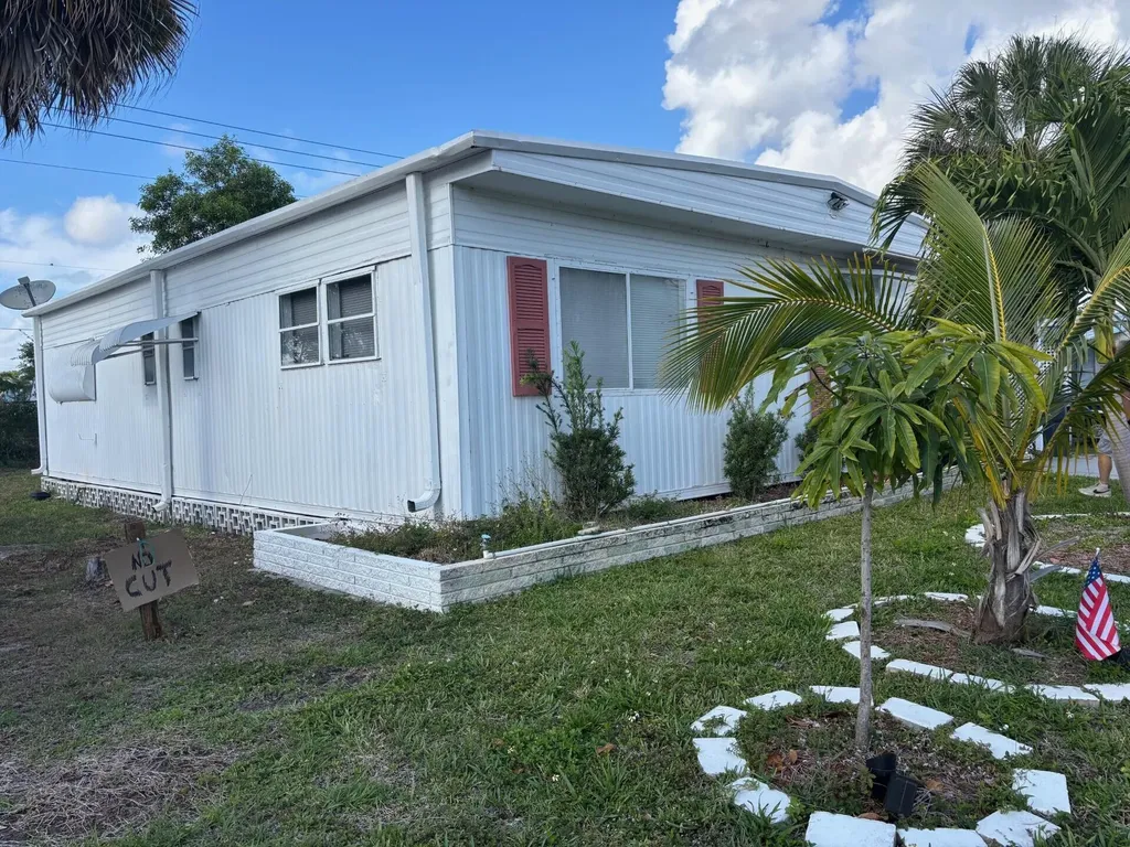 4257 1st Ct, Lot 84 Lake Worth FL 33462