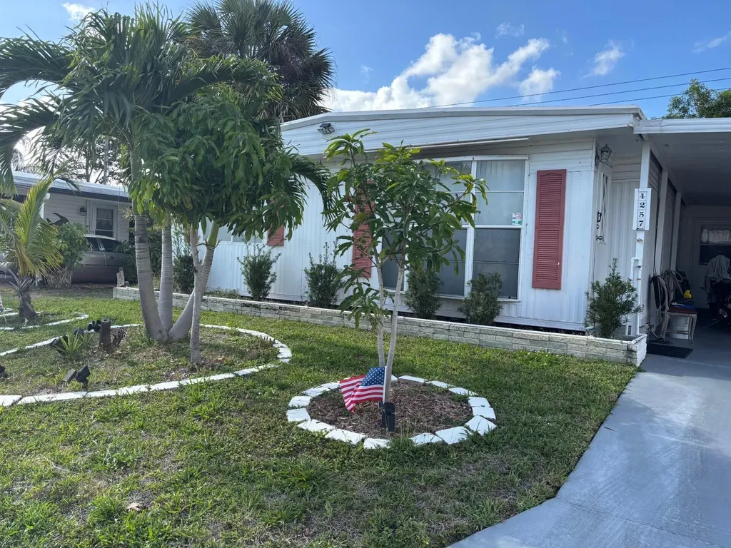 4257 1st Ct, Lot 84 Lake Worth FL 33462