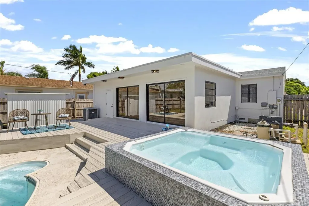 1227 N Ocean Breeze Lake Worth Beach FL 33460