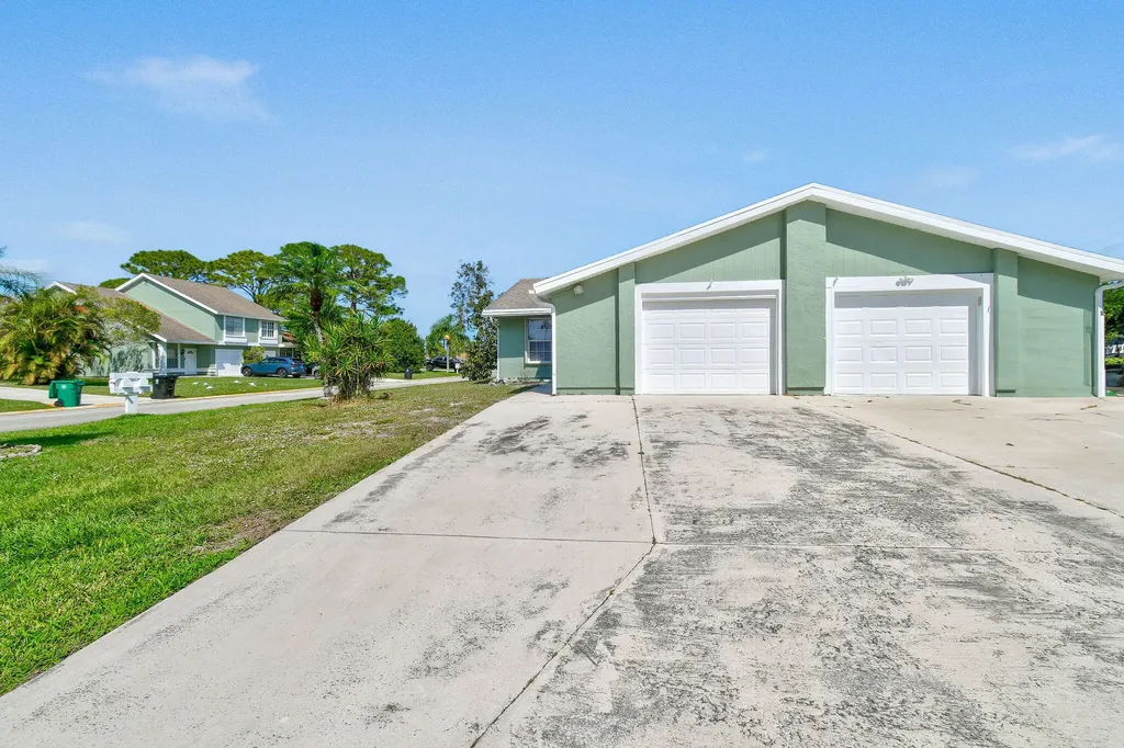 1737 SE Ryecroft Court Port St Lucie FL 34952