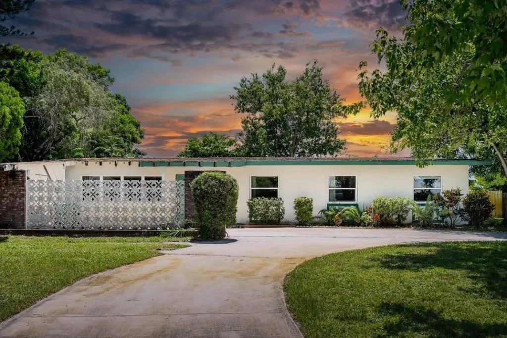 426 SE Tranquilla Avenue Port St Lucie FL 34983