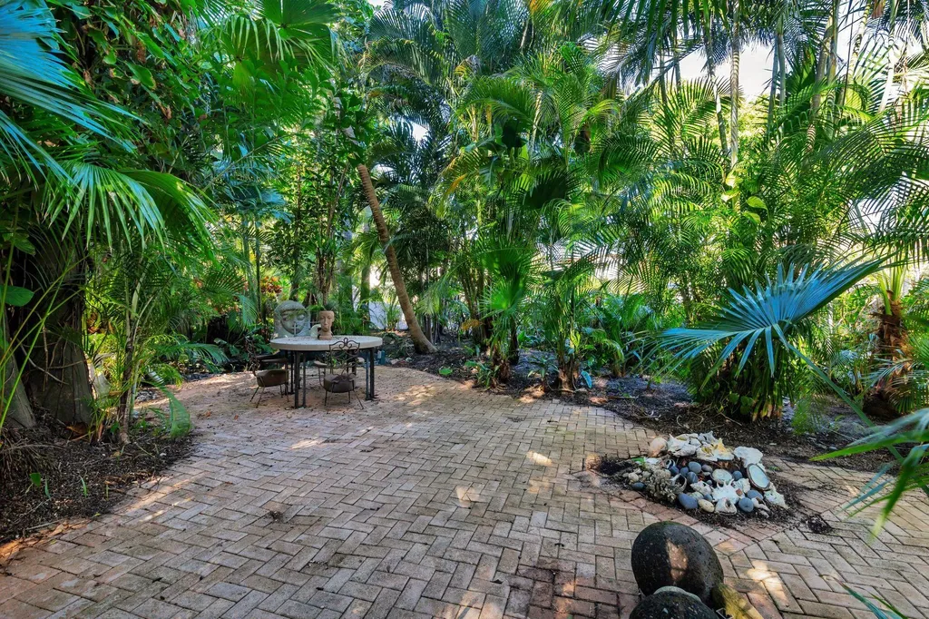 228 Phipps Palm Beach FL 33480
