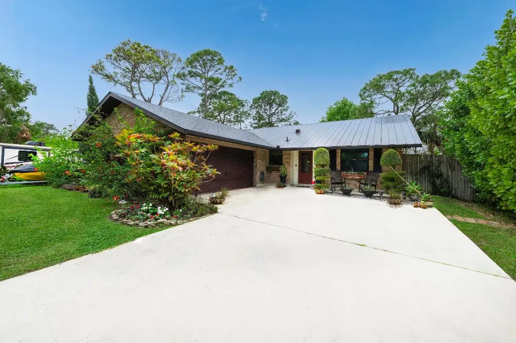 8876 SE Sunset Drive Hobe Sound FL 33455