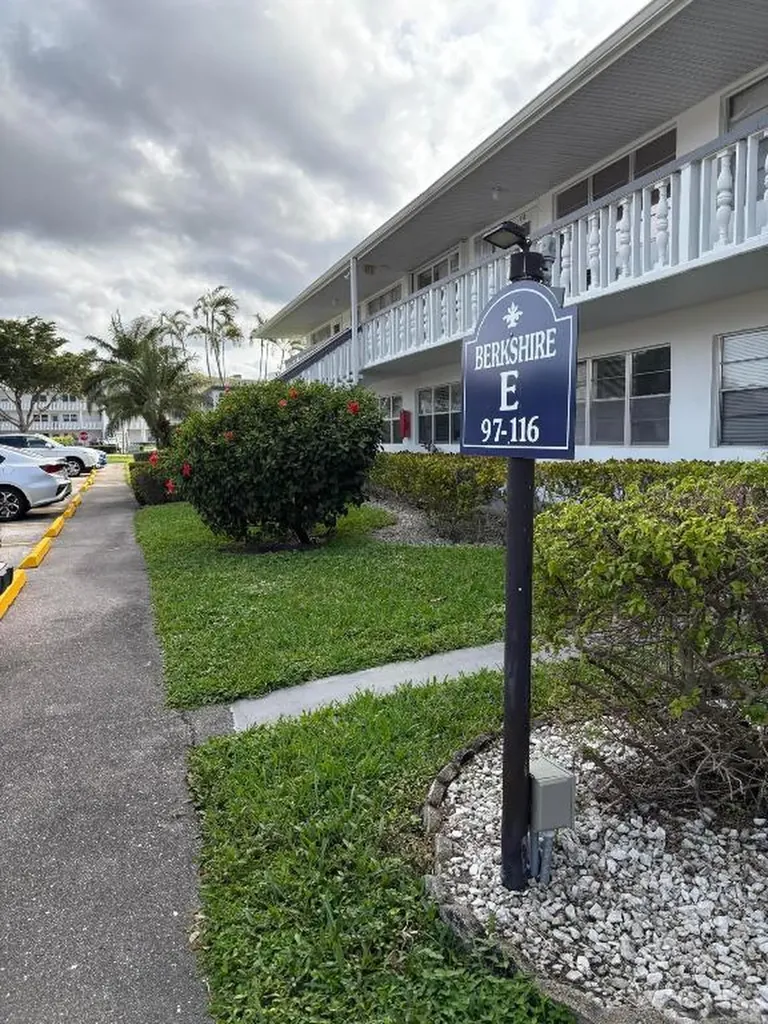 113 Berkshire E West Palm Beach FL 33417
