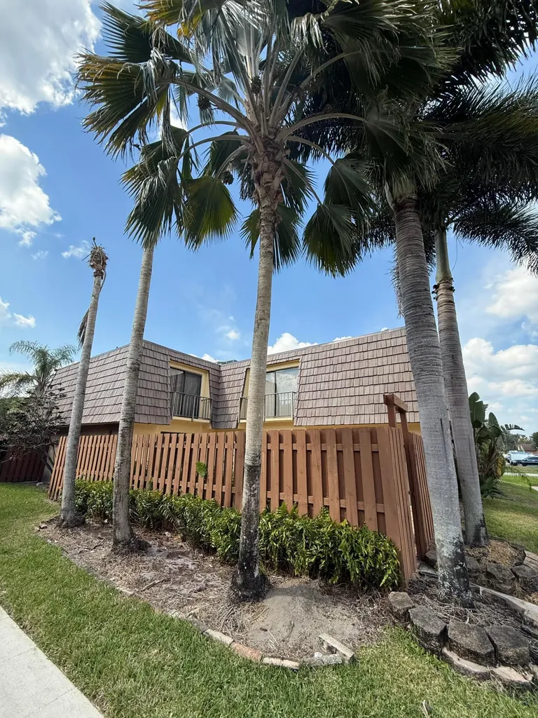 804 Springdale Circle Palm Springs FL 33461