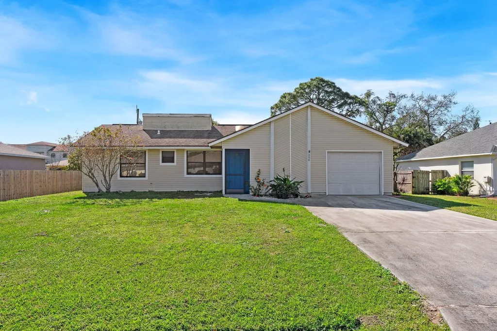556 NW Azine Avenue Port St Lucie FL 34983